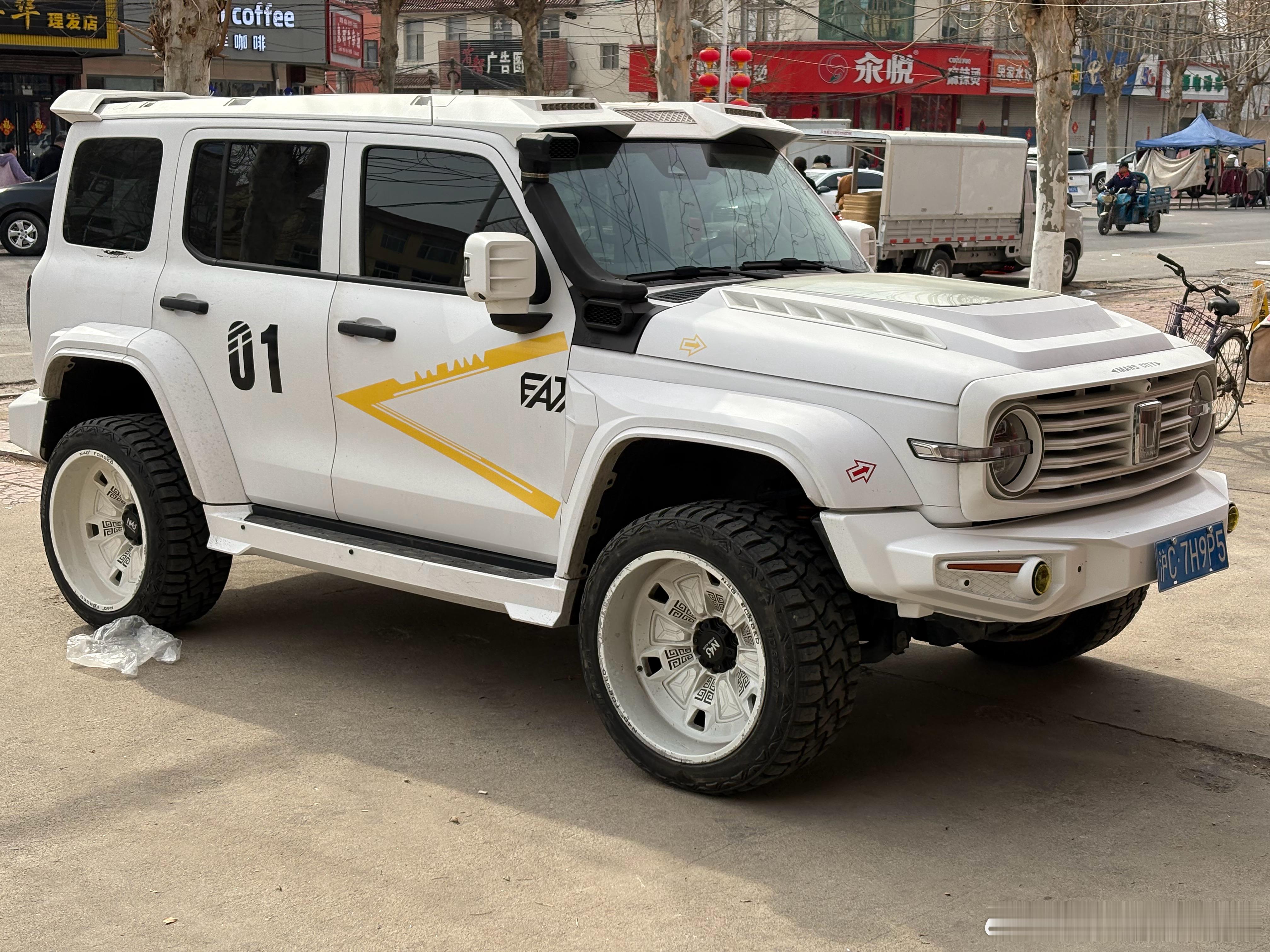 我发现我们镇上有意思的车变多了除了这台坦克300火星城市套还见到了一台V90旅行