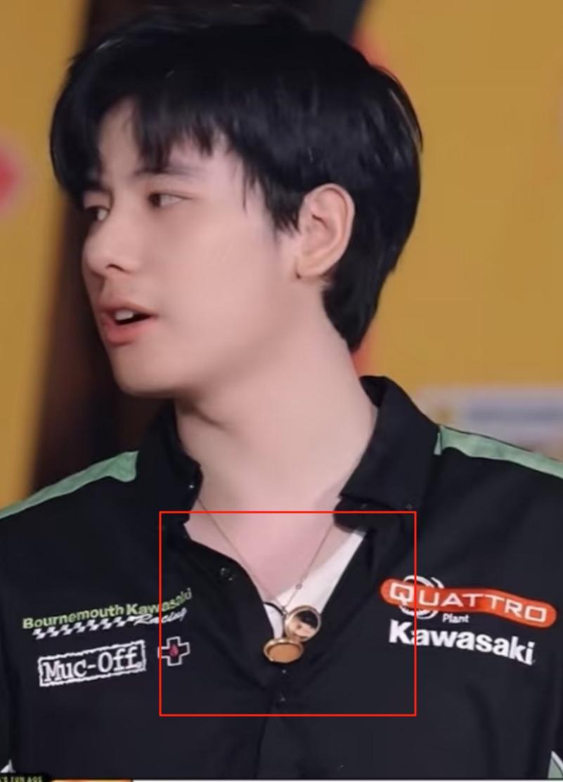 胡先煦李宛妲没分手？网友说胡先煦项链里放了李宛妲的照片，这像吗？​​​​