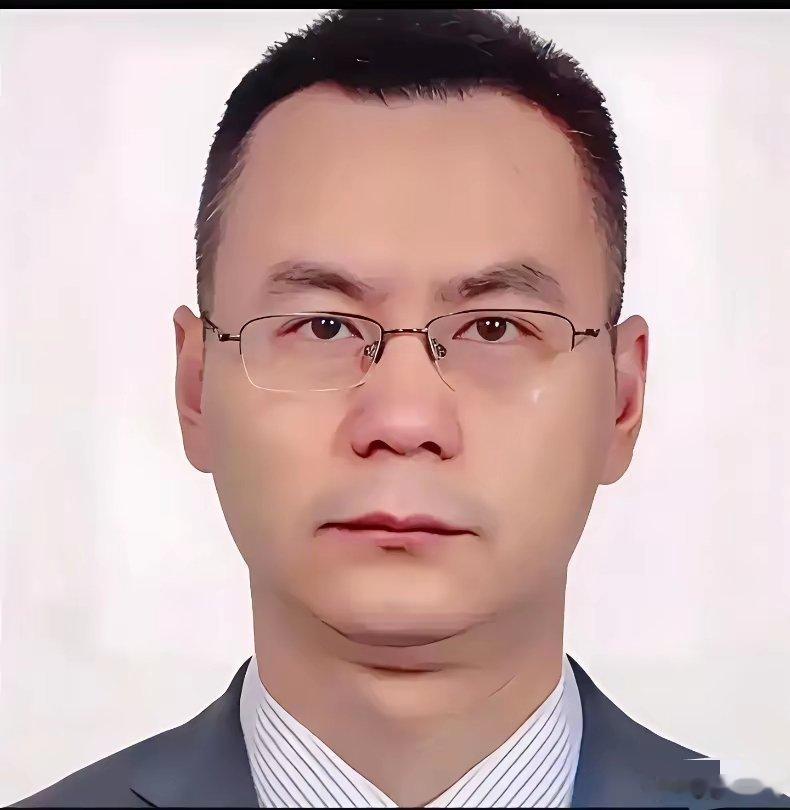 福建舰总设计师国宝级天才王硕威​1980年出生，他毕业于华中科技大学船舶与海洋工