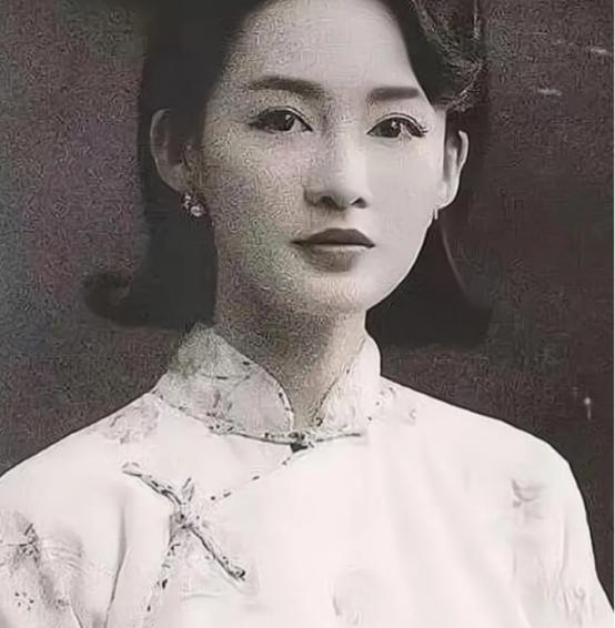 1918年，她被休弃，原因是六年未孕。凛冬的广州，暮色四合。莫秀英孤身一