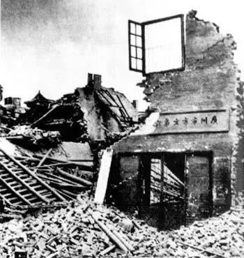 1938年，广州沦陷后，两名帮日军“办事”的女人留下了这张耻辱的照片。镜头下，两