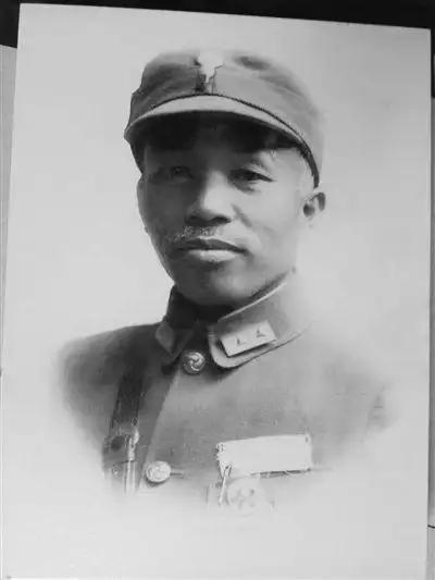 1937年，南京保卫战时，粤军66军军长叶肇与大部队失去了联系，成了光杆儿司令，