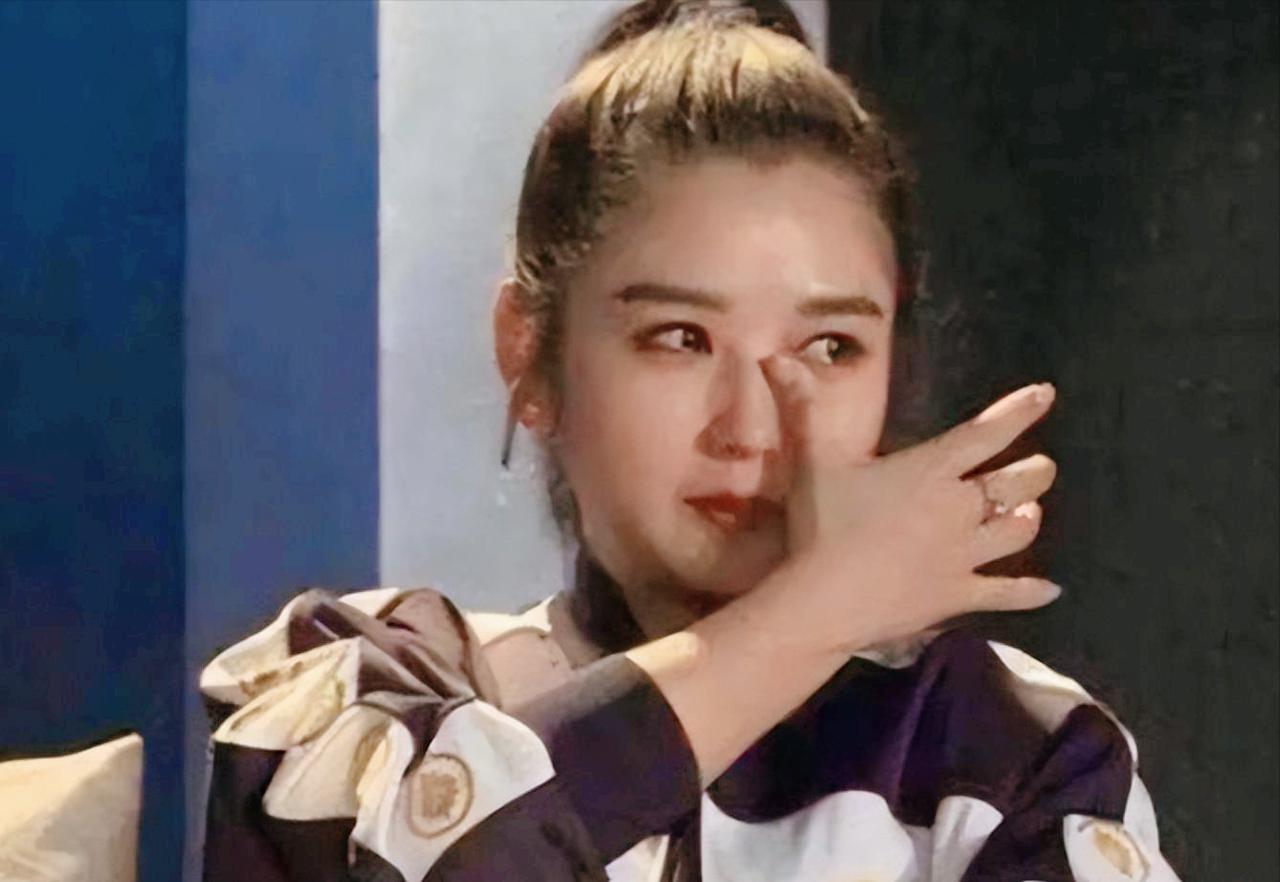 下一个闫学晶？39岁何洁直播哭穷！月花6位数养4娃，为何网友却不买账？