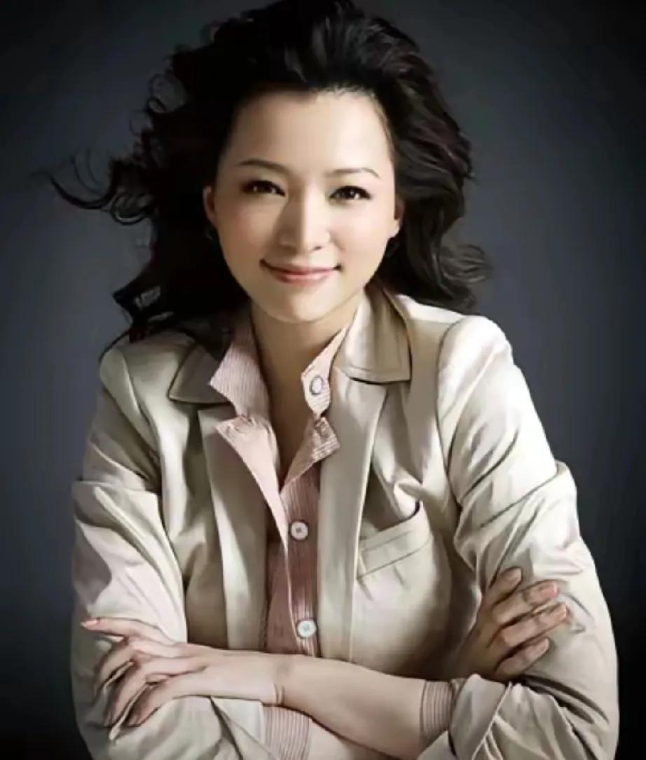 52岁的董卿，曾是央视舞台上熠熠生辉的明珠，惊艳了无数观众。可命运弄人，因伴侣债