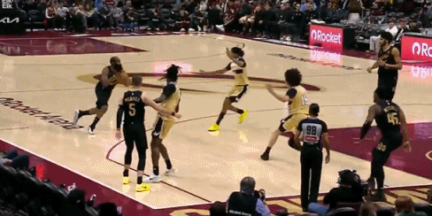 哈登好传！球迷期待许久的哈米连线来喽！在今天NBA常规赛骑士对阵奇才的第三节比