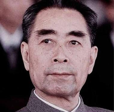 电影《四渡》中，蒋介石截获大量红军往来密电，调集全国密码专家反复破解却一无所获。下属汇报：红军核心密