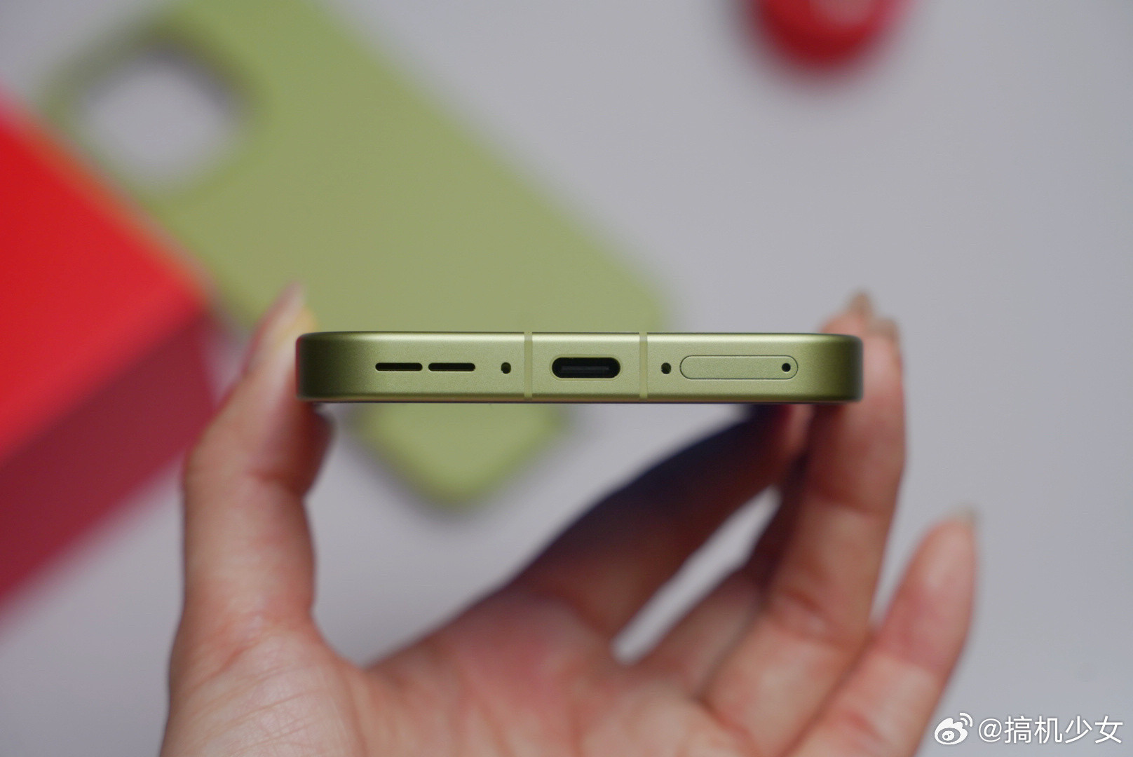 一加15T这款「松弛抹茶」配色我太喜欢了！颜色超级清新，后盖触感细腻宛如有一层薄