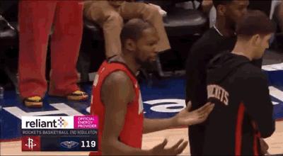 申京神经，真把自己当超巨了！杜兰特摊手表示不可思议。最后还有8秒多时间，申京一