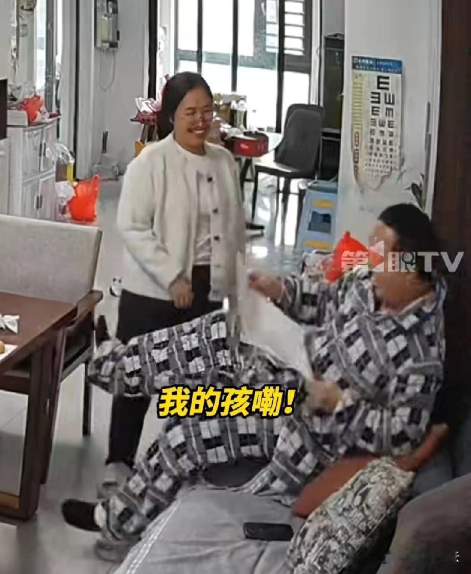 这种家庭氛围真好！安徽亳州，孩子考了61分，妈妈拿着试卷推门就对着丈夫喊，“梁医