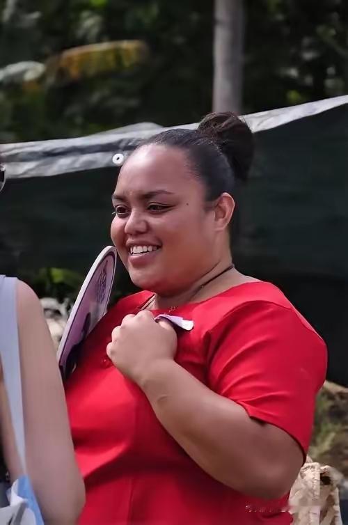 最近汤加国王访华火出圈，网友笑称“全球最小王室天团”驾到——国家才747平方公里