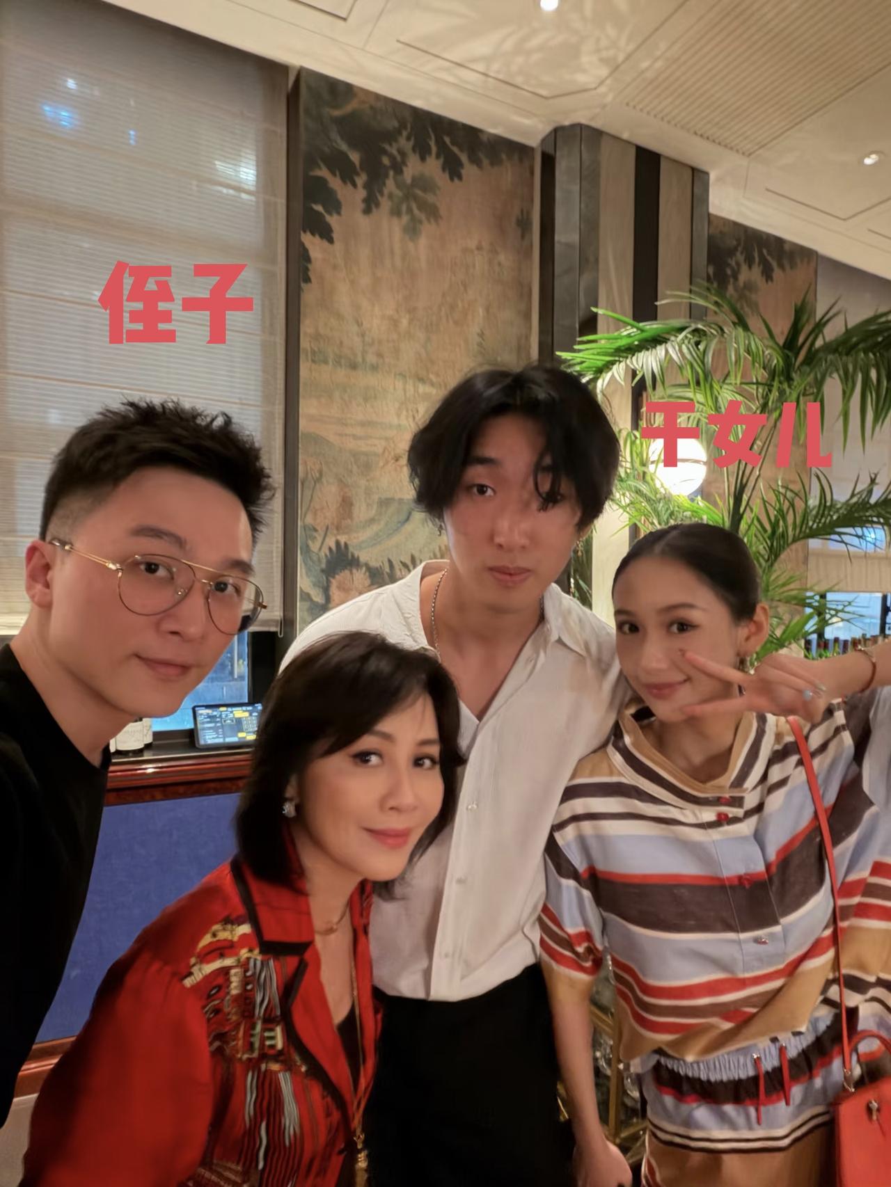 61岁刘嘉玲和侄子、干女儿聚餐，她的状态真好，身材苗条，皮肉紧致，气色太好了，整