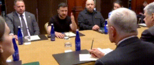 泽连斯基在华盛顿先和凯洛格会面，在上次因为没穿西服被特朗普团队训斥后，这次依然是