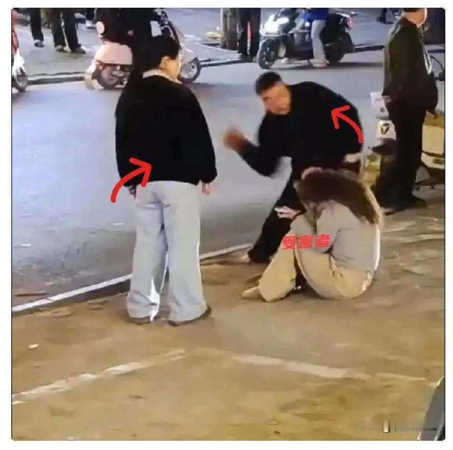 动手打人的夫妻俩，现在怕是悔到肠子都青了！只因冲动打了人，自己被打了法律上