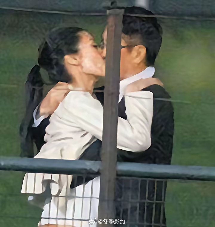 当年的李嘉欣与许晋亨在跑马场内，你记得吗？羡慕吗？