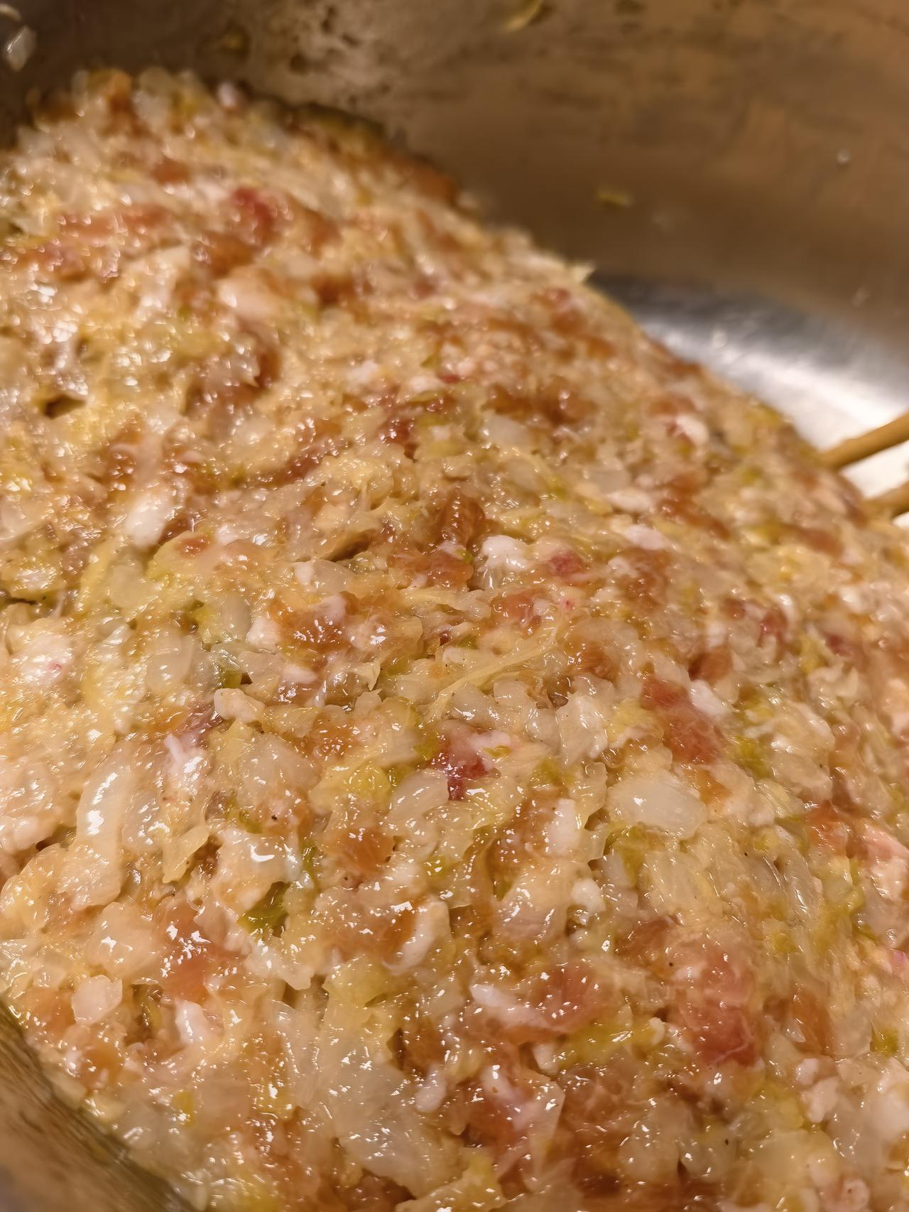 酸菜猪肉馅大包子走起。色香味俱全。