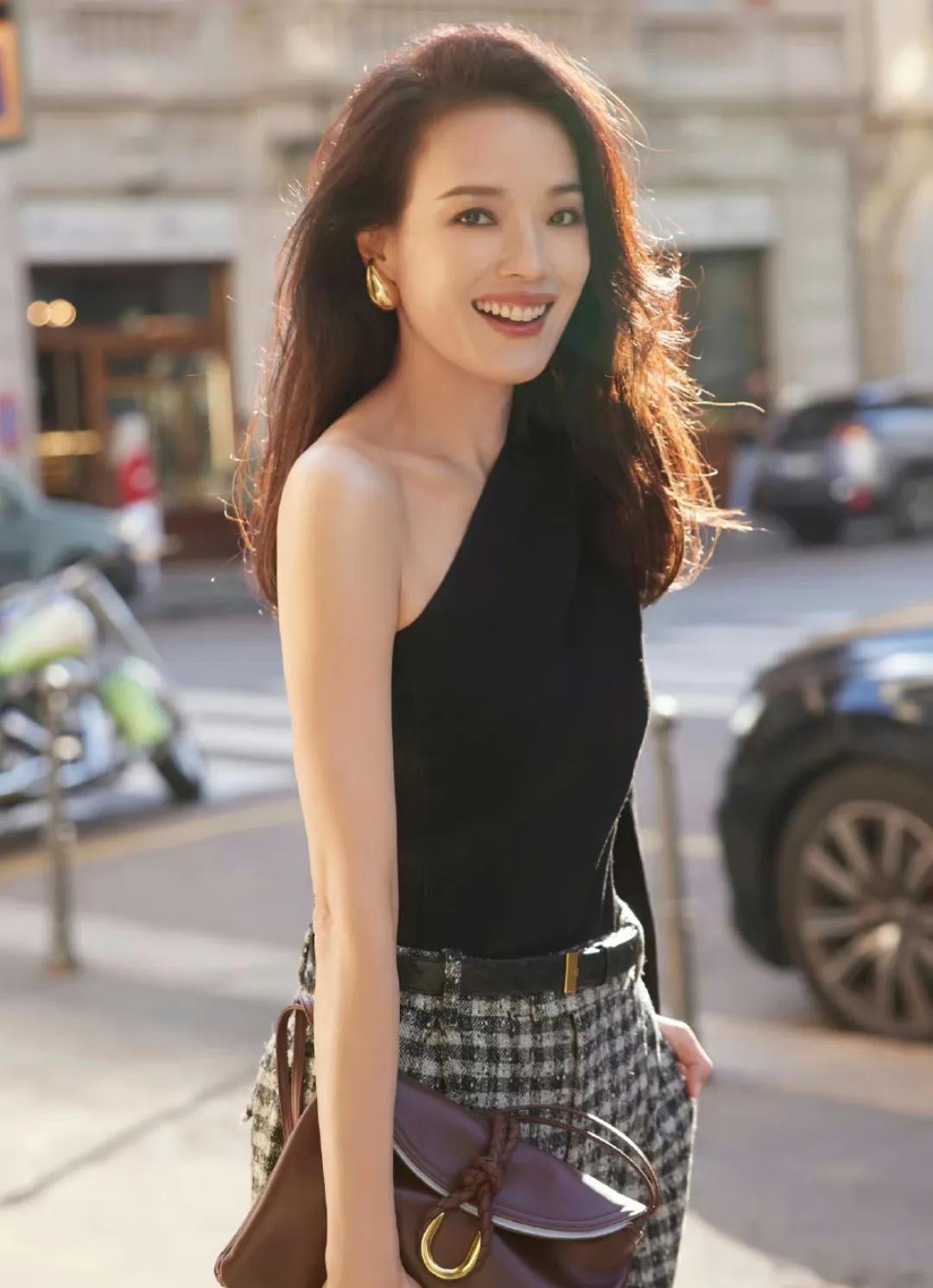你发现了吗？小时候觉得舒淇，莫文蔚很丑，长得嘴巴都很大，嘴唇很厚，颜值也不高，