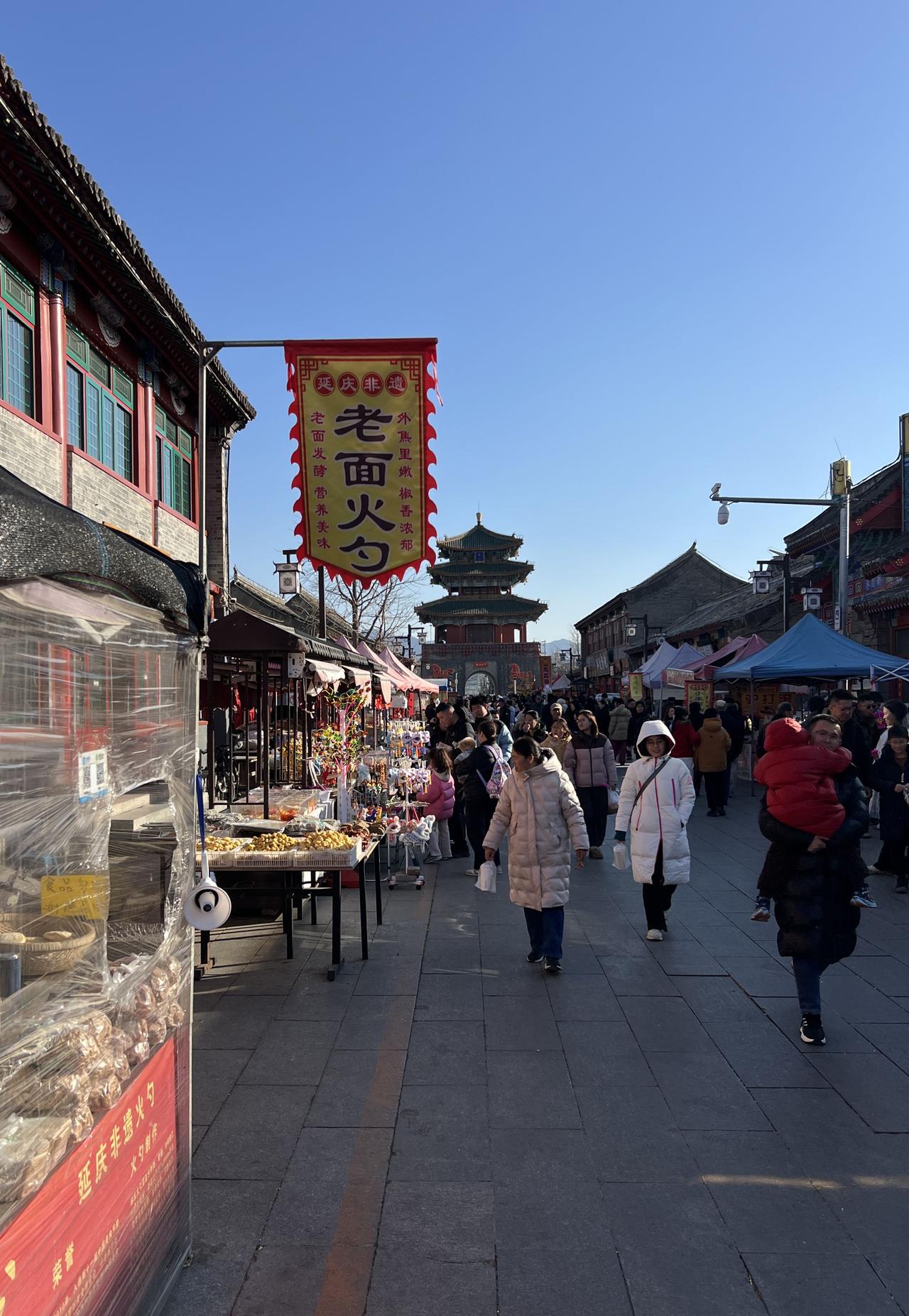 郊县的古镇集市在春节期间没有什么变化，滩位还是那些滩位、商品还是那些商品，几乎感