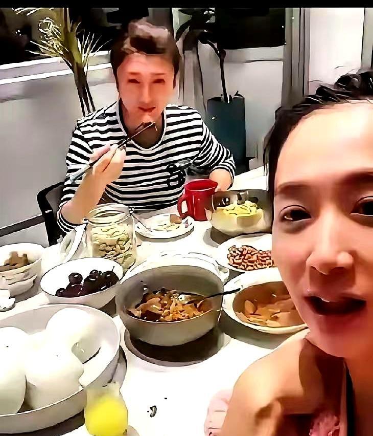 当所有人都在远离时，只有她迎了上来。新年刚开始，主持人王芳晒出了和演员闫学晶在