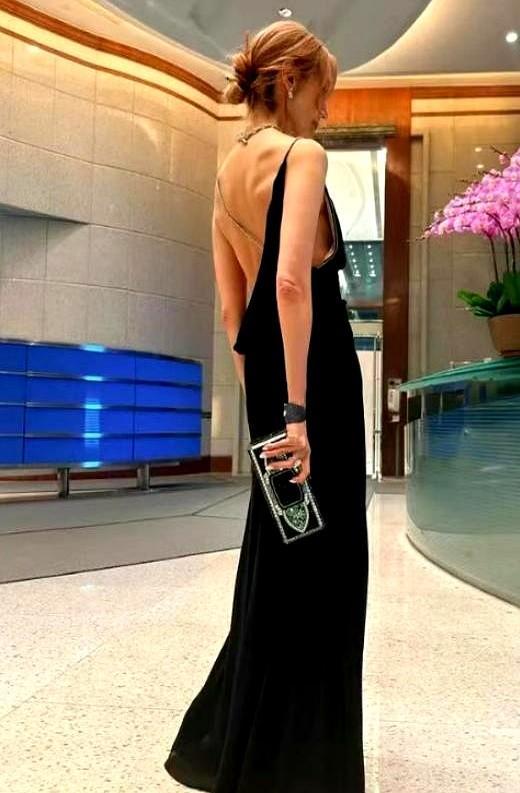 55岁的李嘉欣，把伦敦街头当成了自家秀场。一身大露背蓝裙，金发晃眼。镜头怼近