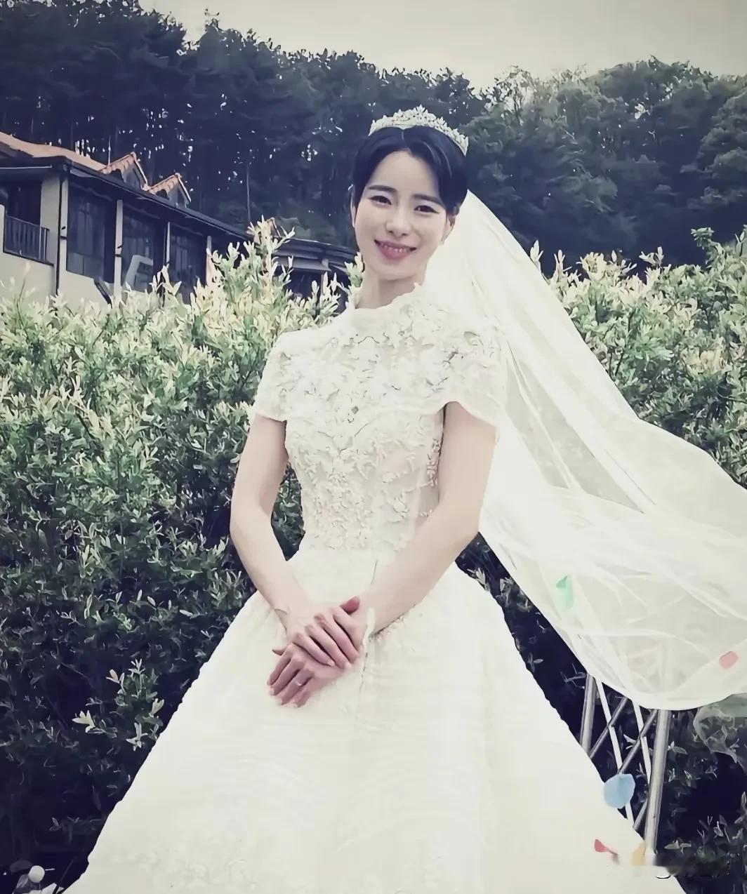 妍珍这个角色为什么出圈，我觉得妍珍长得漂亮应该是第一原因，演员的发型，相貌和穿搭