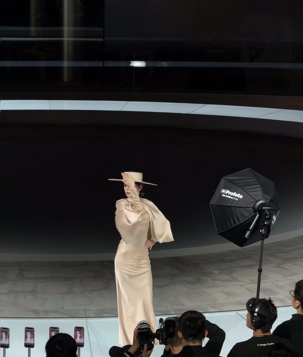 娜扎亮相Apple50周年大秀娜扎​​​