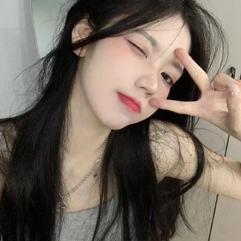 甜美的微笑，俏皮的姿势，轻松一刻！少女感微笑女孩美少女的微笑元气满满的微笑