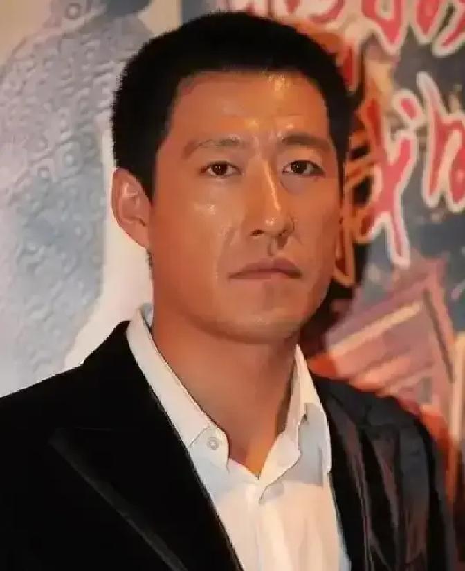 4月5日，一小区地下车库凌晨起火，浓烟顺着排风管灌进楼上住户家。消防员赶到时