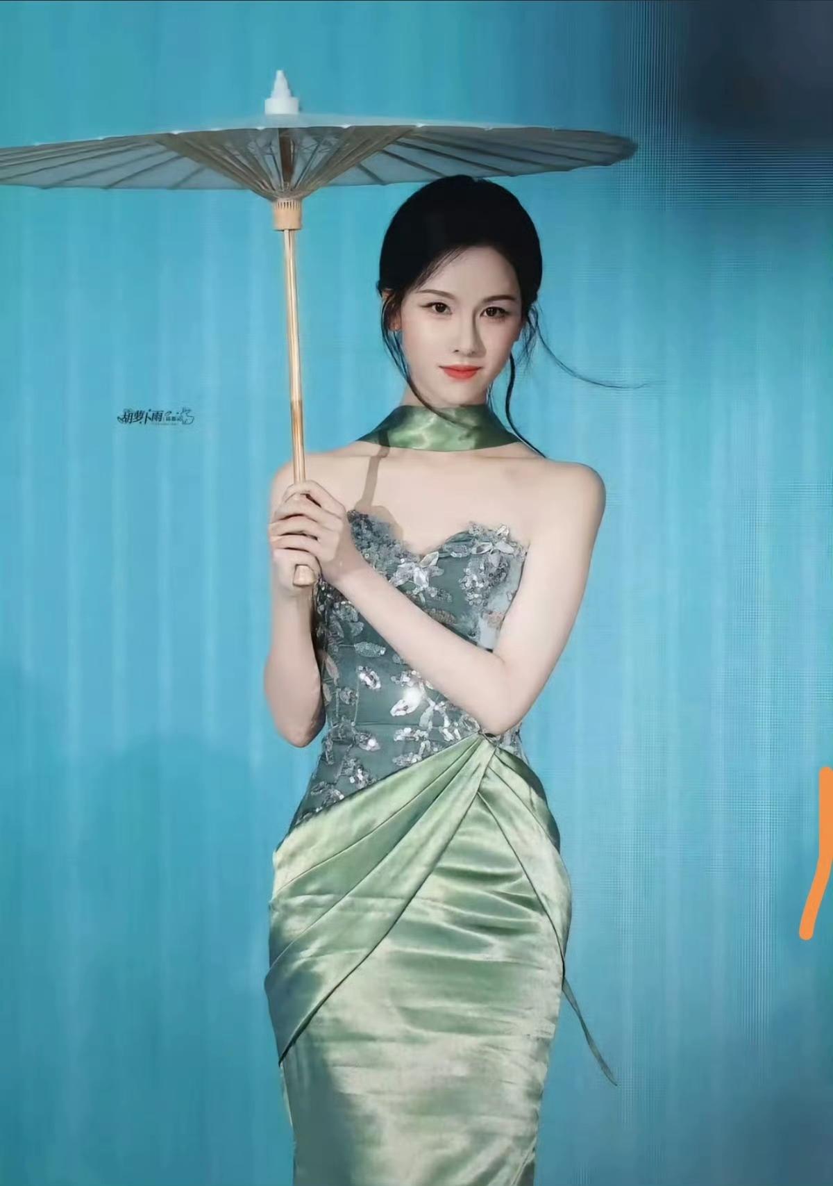 陈都灵的“眼袋开关”：美女也逃不过的颜值薛定谔前几天刷到陈都灵红毯图，清冷
