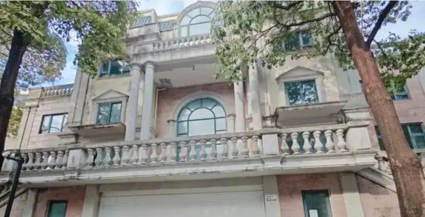 广东深圳，一市价1.3亿的别墅以3792万的价格进行法拍，没想到，一竞拍者上来就