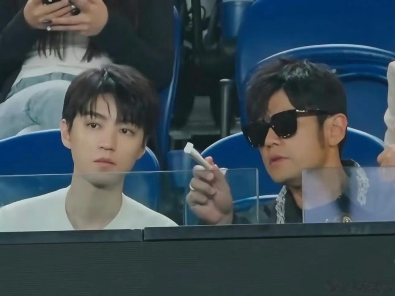 周杰伦拿着奶茶吸管给王俊凯指点江山！周杰伦：看见了吗，哥就是在那个地方，比赛