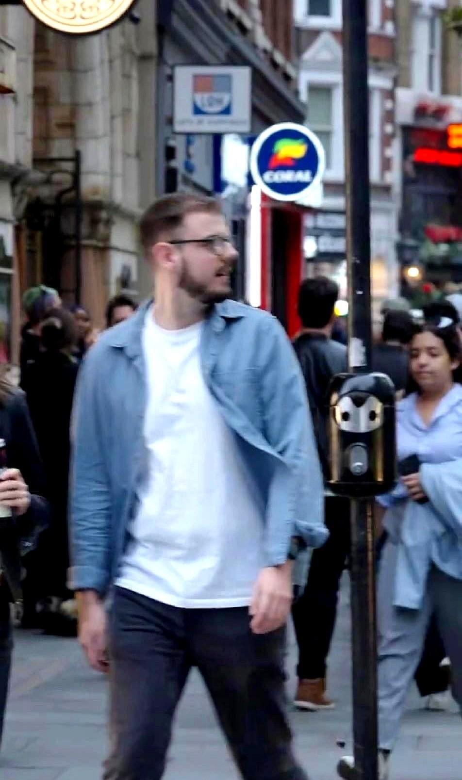 胡兵那件大衣，伦敦街拍一出，1分48秒卖光。之禾的生产线，从上海搬回安徽六安，