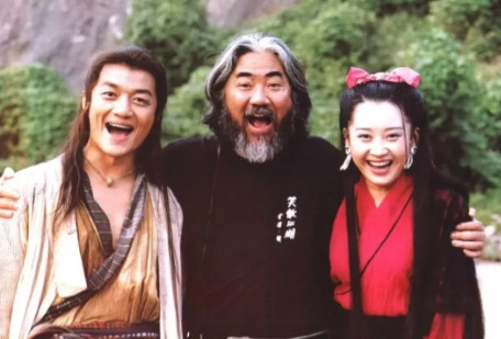 2000年，张纪中筹拍《笑傲江湖》，男主角刚到剧组就要求给他安排4个助理，结果拍