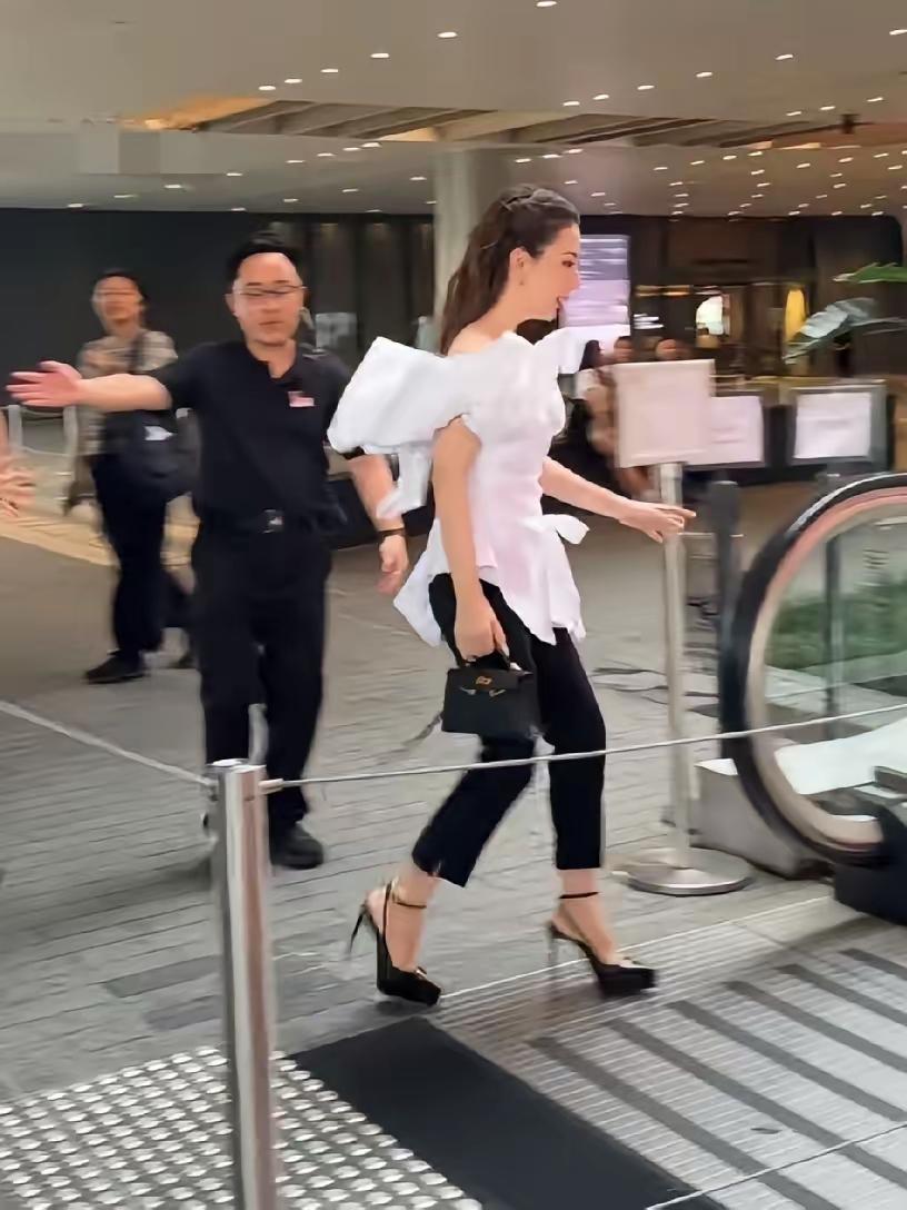 这次终于体验了她的美丽。我一直都不觉得郭富城的小娇妻有多美。只是漂亮而已。可