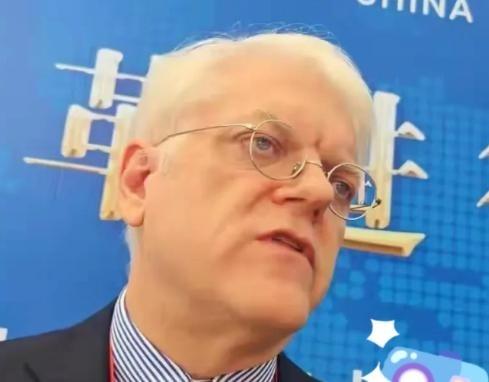 一位长期在中国生活工作的美国教授忽然很疑惑地表示：自己在中国生活多年，对中国人很