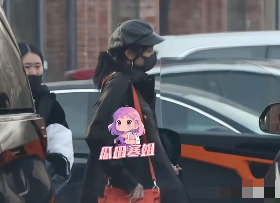 又美又飒！关晓彤喜提新车亲自开，33万顶配奥迪太吸睛！3月27日，关晓彤工作结