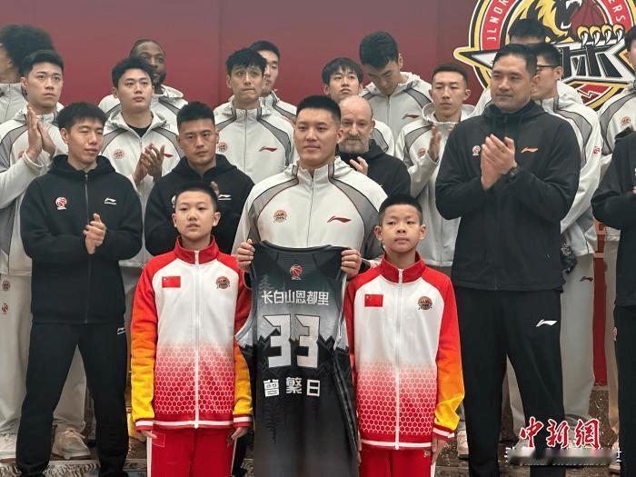 吉林长白山恩都里男篮新赛季野心勃勃，目标直指季后赛。这次球队大换血，引进了10名