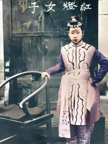 1900年，“黄莲圣母”不幸被八国联军抓获，联军对她所谓的“法术”充满好奇，对她