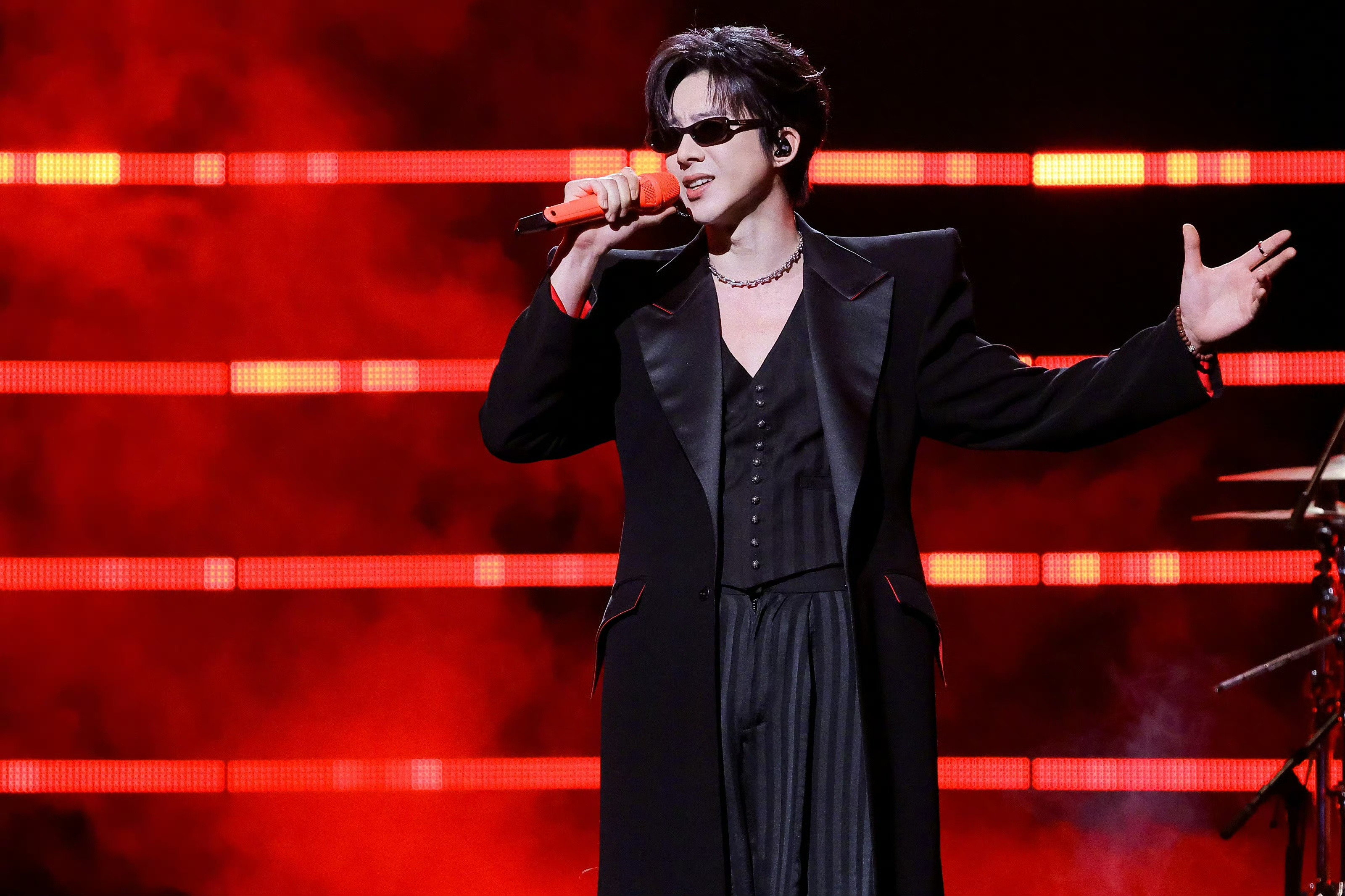 刘宇宁昨夜亮相微博之夜舞台，身着利落剪裁西装，演绎矜贵雅致。颈间佩戴Tiffan