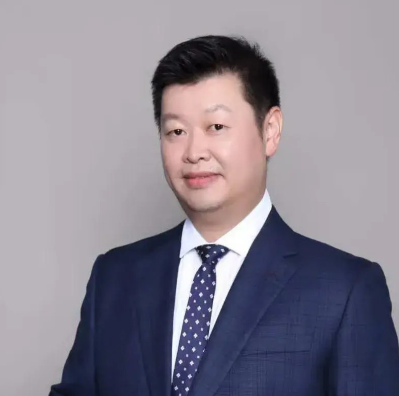 胡峥楠到底是“何方神圣”？为什么被李书福挖了又被雷军挖走？胡峥楠1975年出生
