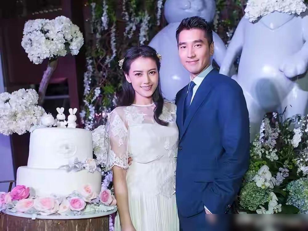 高圆圆当场用手捂住女儿的脸，对方的镜头却还在怼着拍。五一在三亚散步被拍，她下