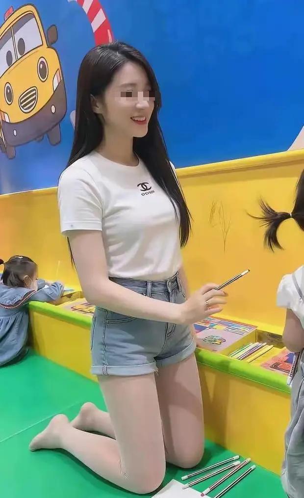 幼师穿搭引热议，白T短裤肉丝袜出圈，“500个月宝宝”玩梗背后该清醒了。网上刷