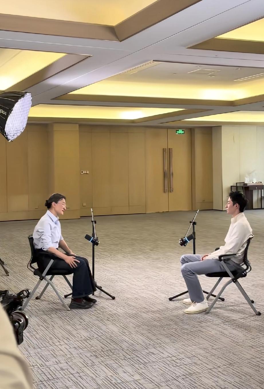 5月8日，吴宜泽在西安接受央视主持人董倩的面对面采访，他精心打扮了一番，戴着一块