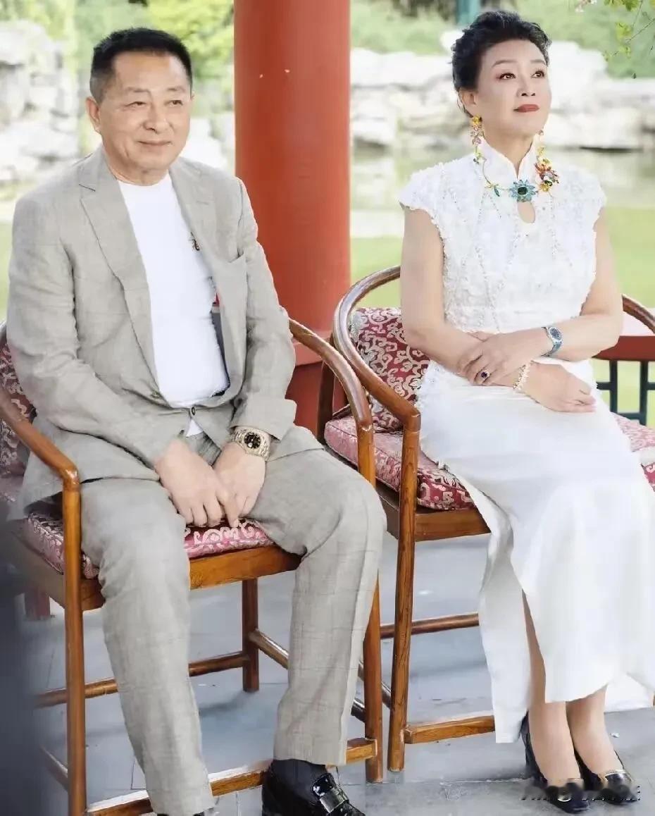 张女士一看就高傲，汪小菲爸爸平易近人，两个人分开估计也就是性格不合适。张兰时