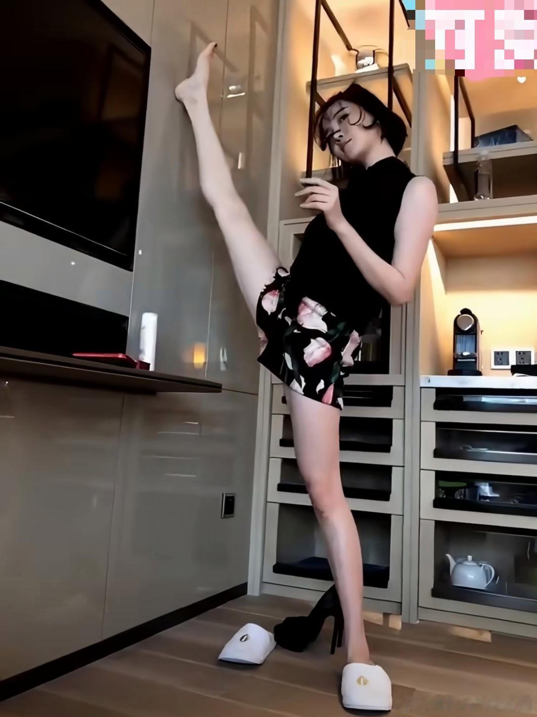 陈小纭大腿小腿几乎一样细陈小纭的居家锻炼照。做高抬腿动作的陈小纭被发现大腿小腿