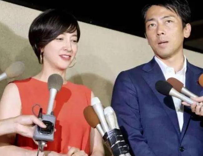 日本政坛近日出现了一幕荒诞场景。出身政治世家的防卫大臣小泉进次郎，在官员财产申
