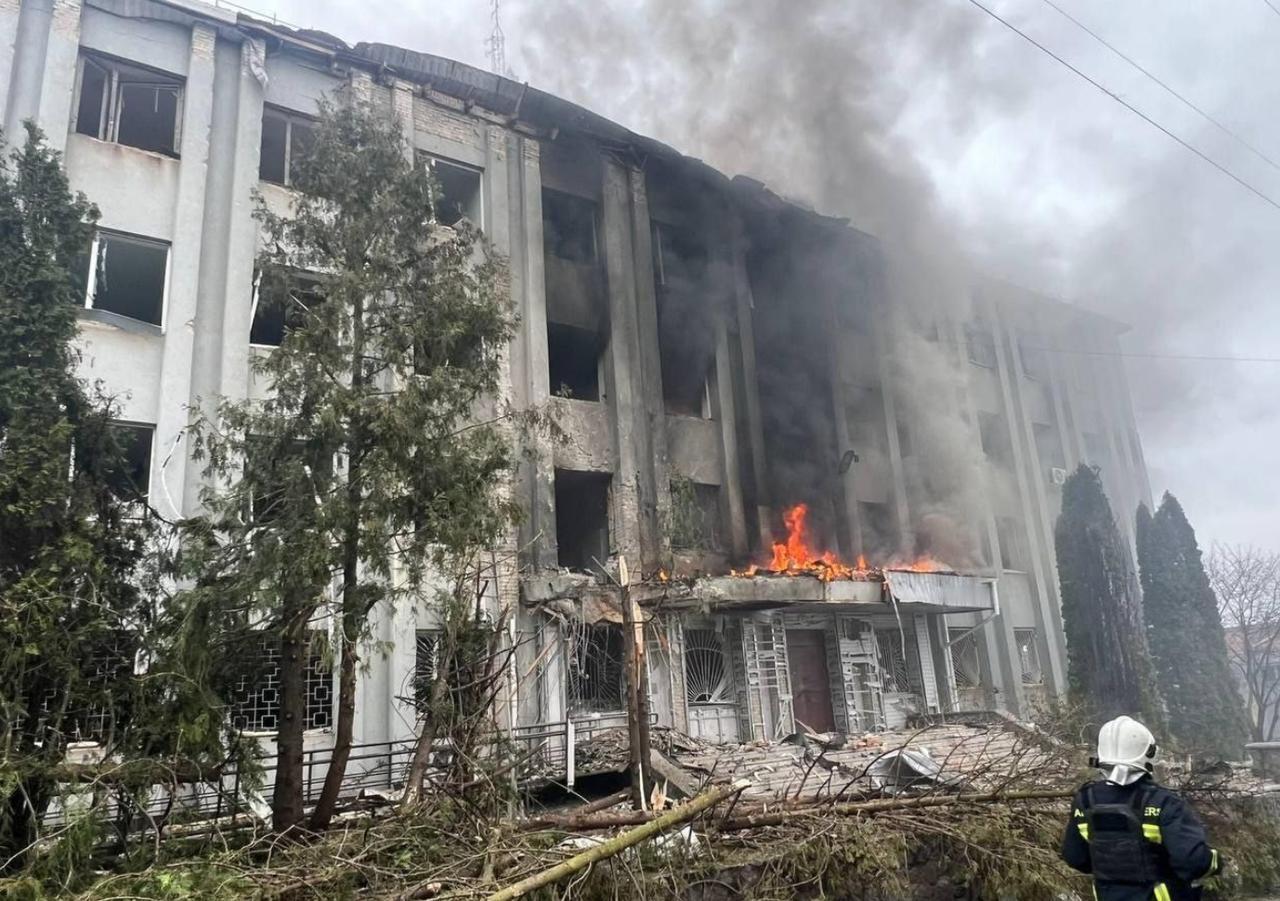 3月18日，俄军对乌克兰苏梅市的征兵中心大楼实施了打击！3月18