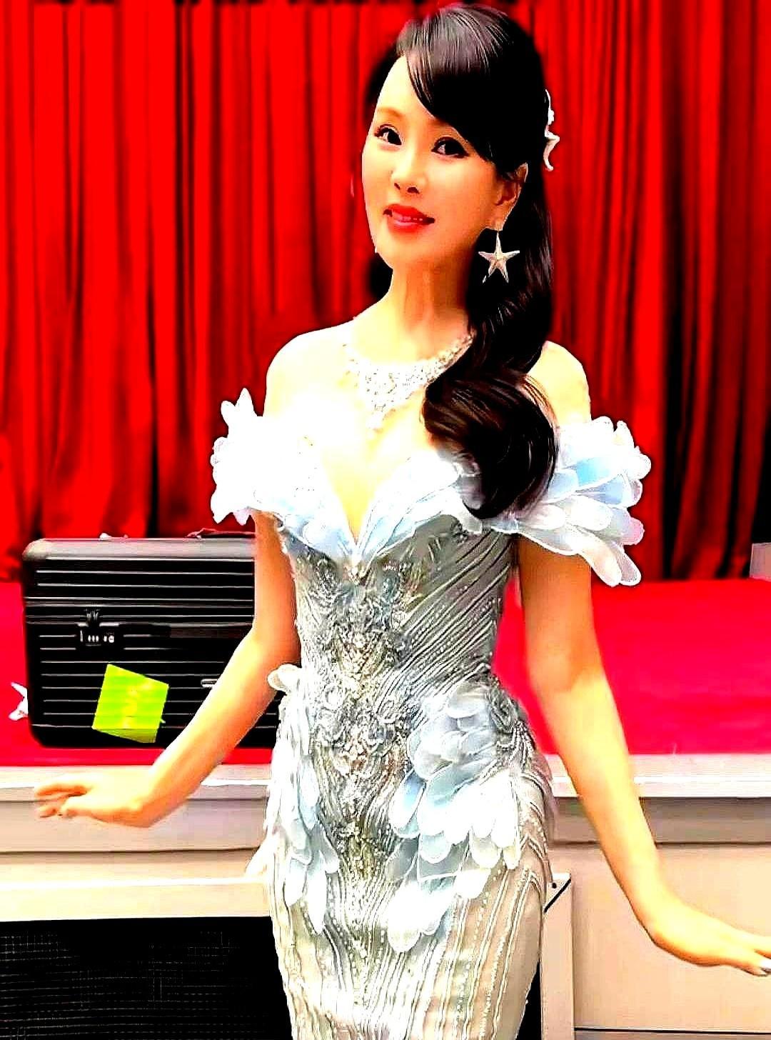 婚变传闻满天飞，伊能静和秦昊却在沈阳街头牵手拍照，他蹲下举手机的那一刻，谣言碎了