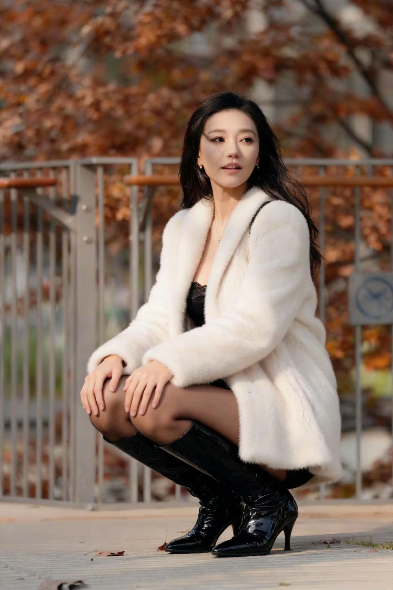 姐姐这套穿搭采用了“外松内紧”的搭配法则。上面宽松的外套与修身版型的内搭形成很好