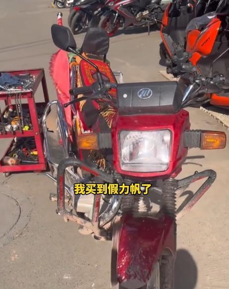 “女生在拉萨买摩托车骑回成都，骑了2000多公里，车子突然打不着火，送到修理