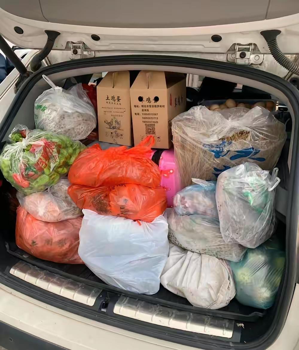 他在电话里让妈享清福，我们在病床前给妈端尿壶。甜言蜜语谁不会说动动嘴皮子